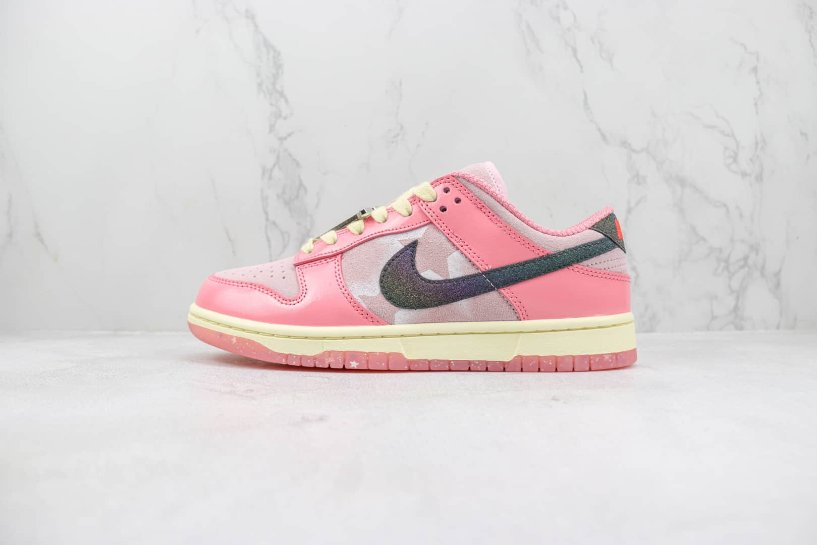 耐克Nike SB Dunk Low “Hot Punch and Pink Foam”纯原版本低帮SB Dunk芭比粉星星印花板鞋 莆田耐克货源 (ID:100283) - 图片1