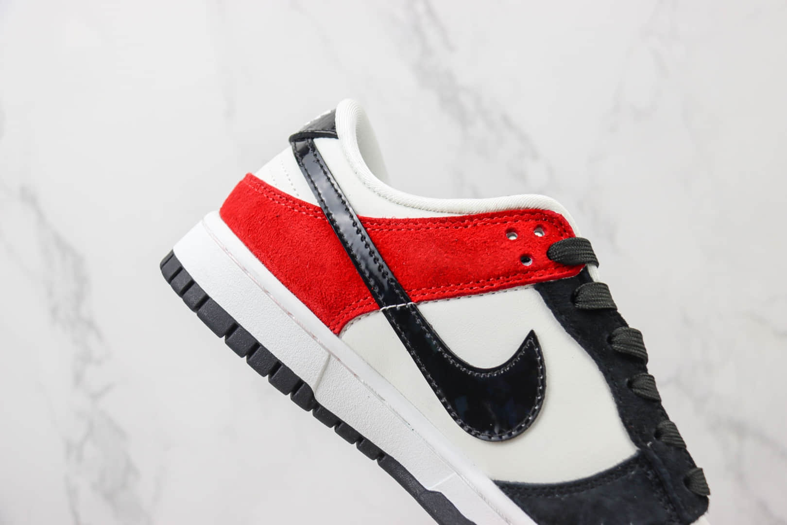 耐克Nike SB Dunk Low纯原版本低帮SB Dunk钻石联名黑白红板鞋 莆田耐克货源 货号:FC1688-124