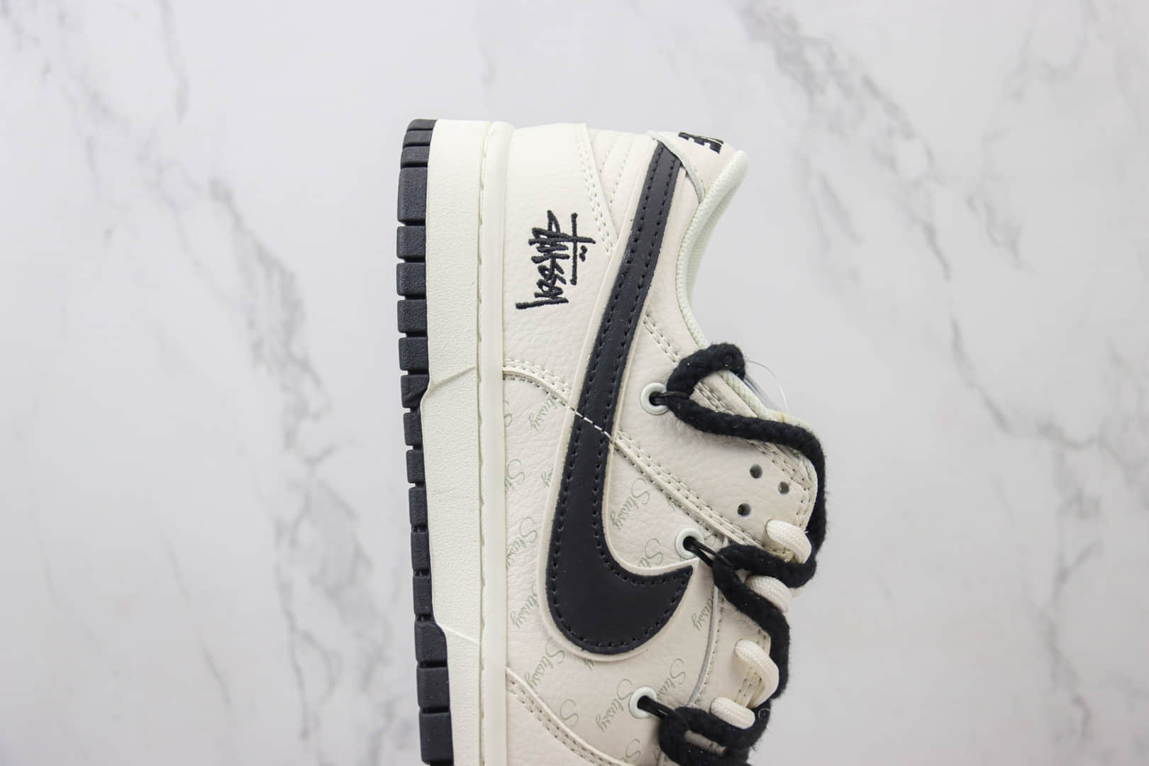 耐克Nike SB Dunk Low纯原版本低帮SB Dunk斯图西联名黑白绑带板鞋 莆田耐克货源 货号:FC1688-139