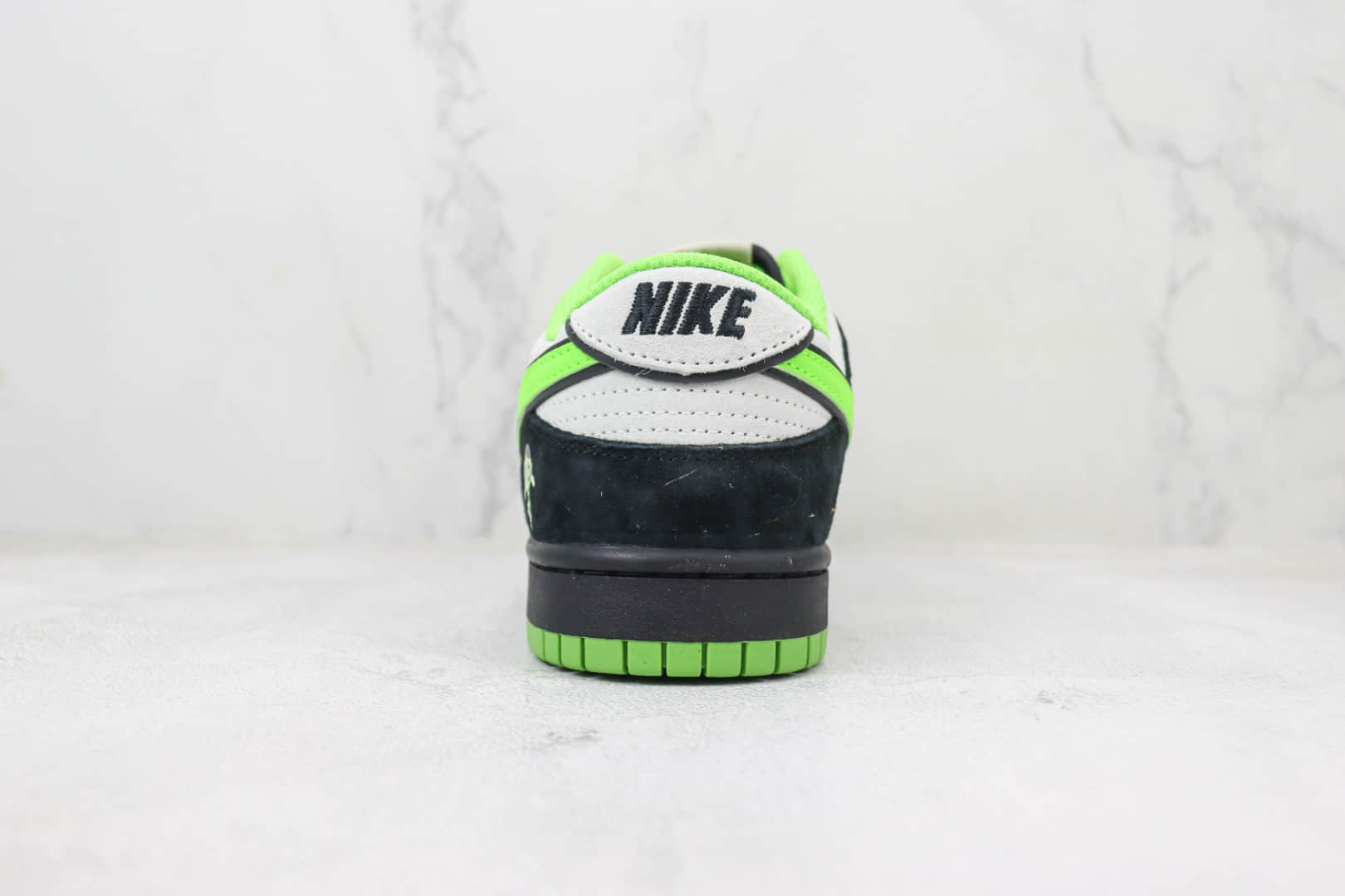 耐克The Powerpuff Girls x Nike SB Dunk Low纯原版本飞天小女警联名SB Dunk黑绿麂皮板鞋 莆田耐克货源 货号:GP5532-063