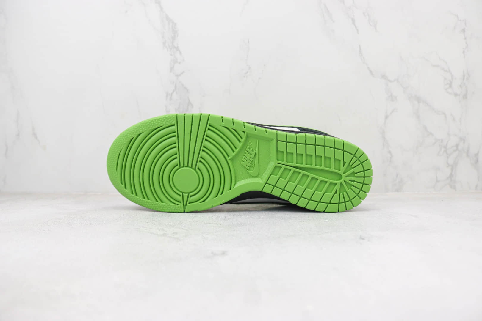 耐克The Powerpuff Girls x Nike SB Dunk Low纯原版本飞天小女警联名SB Dunk黑绿麂皮板鞋 莆田耐克货源 货号:GP5532-063