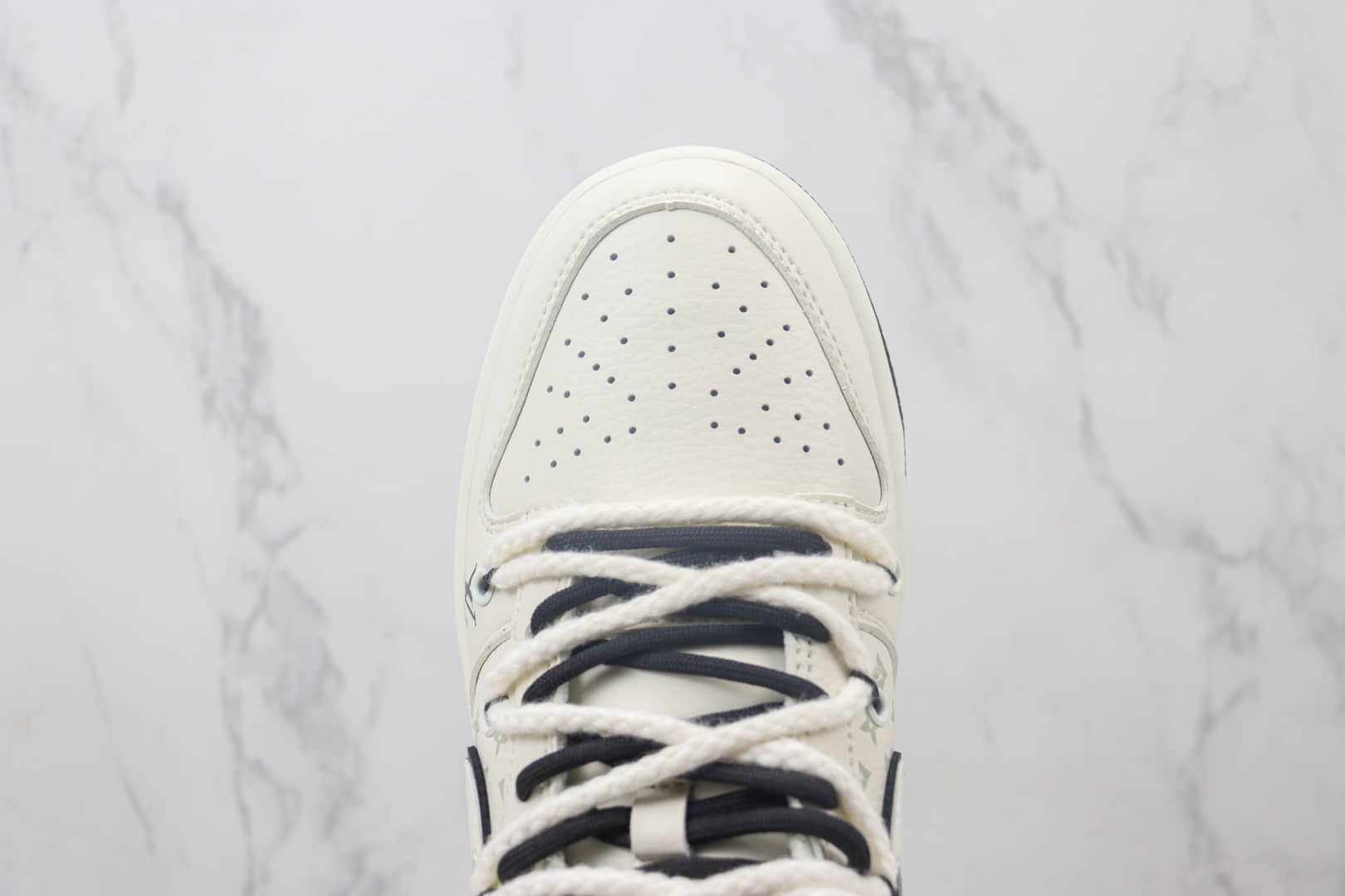 耐克Nike SB Dunk Low x Louis Vuitton纯原版本LV联名SB Dunk白黑暴力熊板鞋 莆田耐克货源 货号:FC1688-135