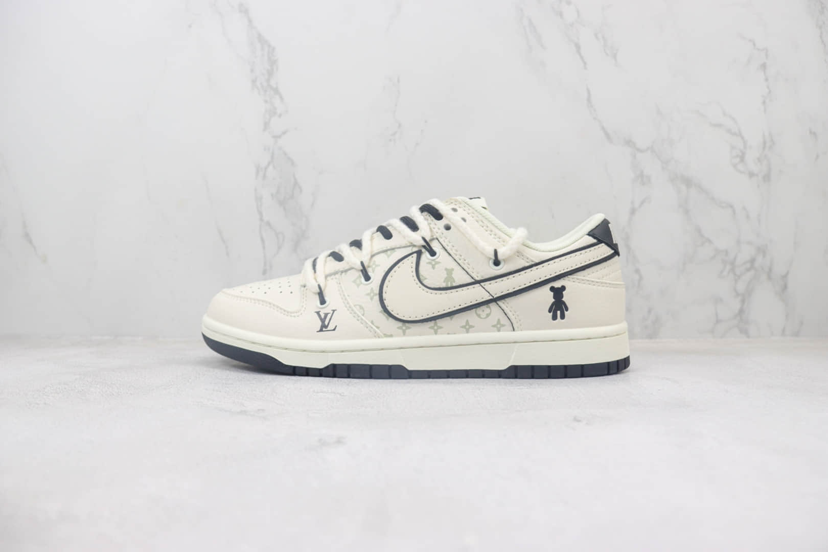 耐克Nike SB Dunk Low x Louis Vuitton纯原版本LV联名SB Dunk白黑暴力熊板鞋 莆田耐克货源 货号:FC1688-135