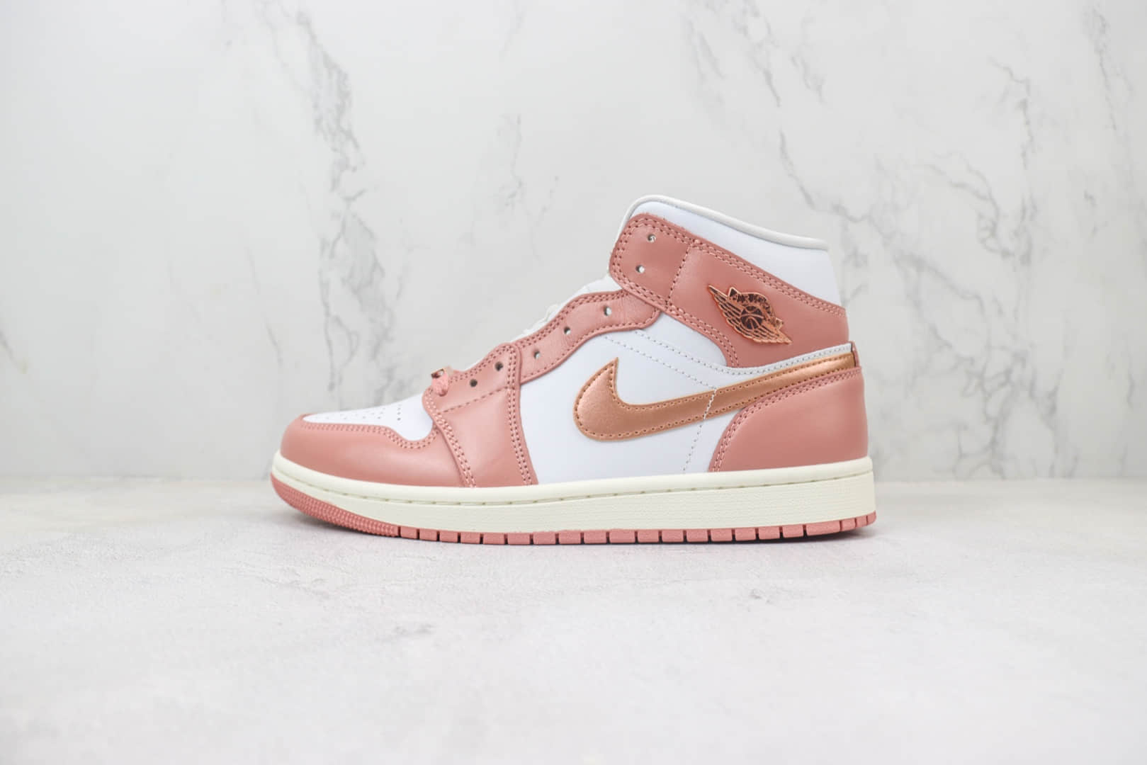 乔丹Air Jordan 1 Mid纯原版本中帮AJ1玫瑰粉篮球鞋 莆田复刻鞋货源 (ID:101609) - 图片1