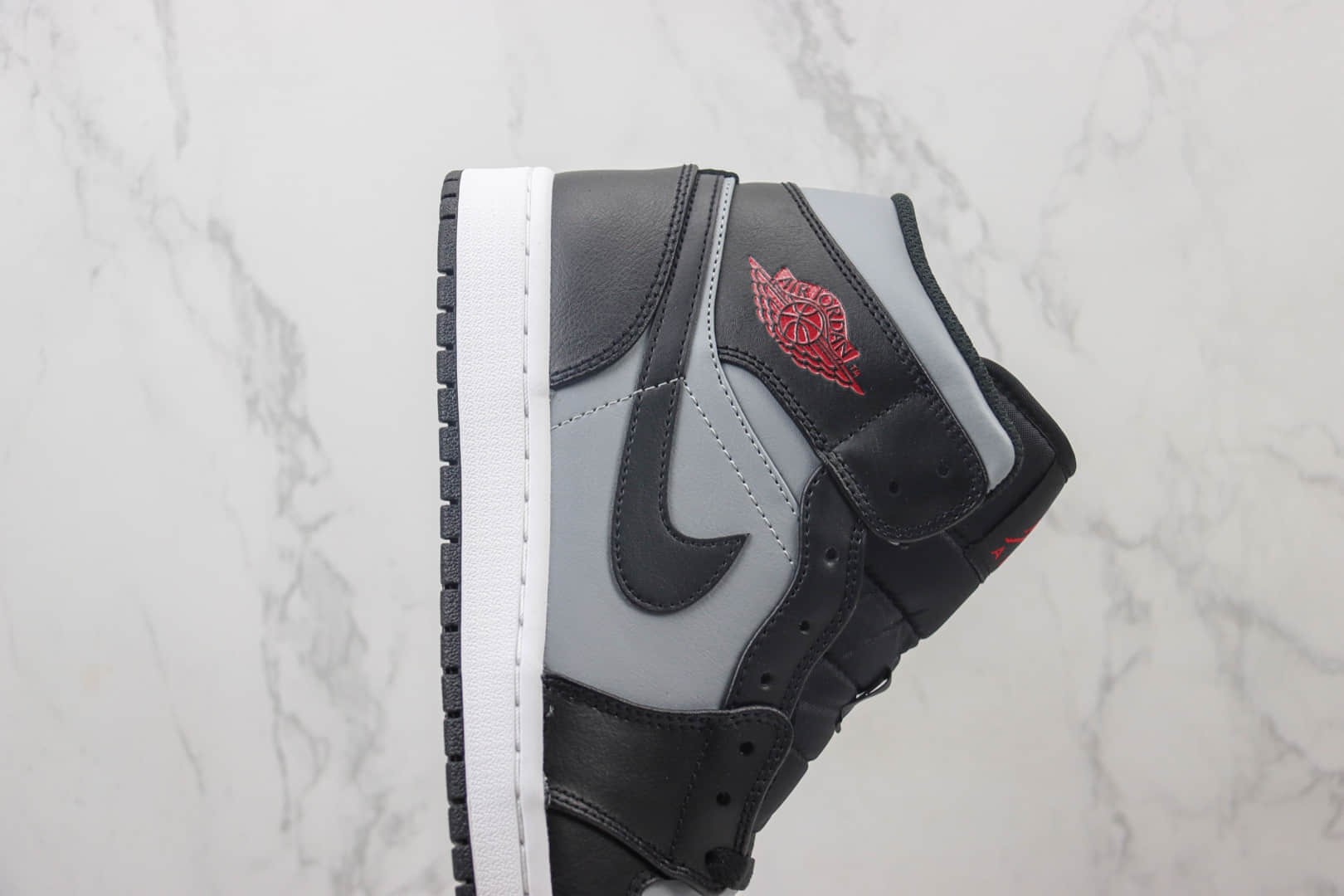 乔丹Air Jordan 1 Mid纯原版本中帮AJ1黑灰影子篮球鞋 莆田AJ货源 货号:554724-096