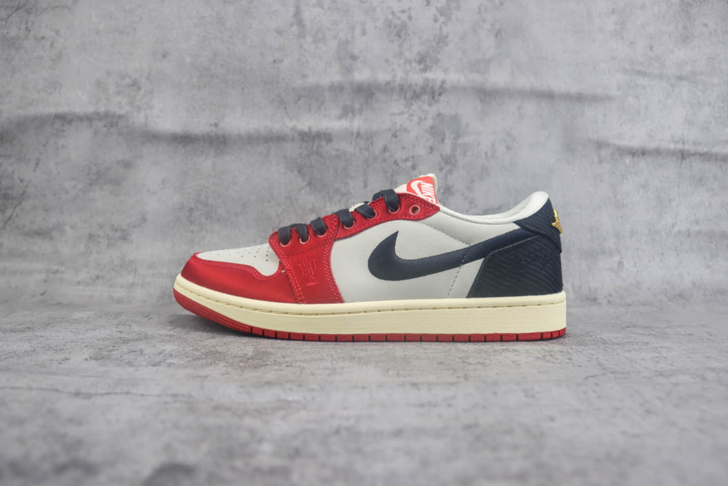 乔丹Trophy Room x Air Jordan 1 Low “Away”纯原版本乔丹之子联名AJ1白黑红低帮篮球鞋 莆田AJ货源 (ID:102247) - 图片1