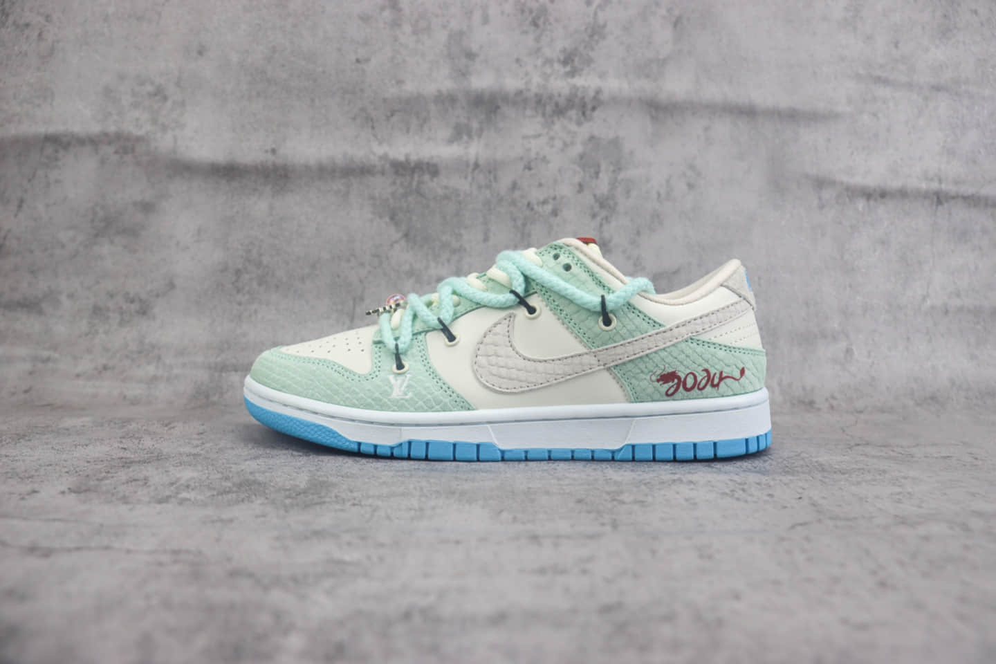 耐克Nike SB Dunk Low纯原版本龙年限定SB Dunk龙腾四海灰勾低帮板鞋 莆田耐克工厂 (ID:102271) - 图片1