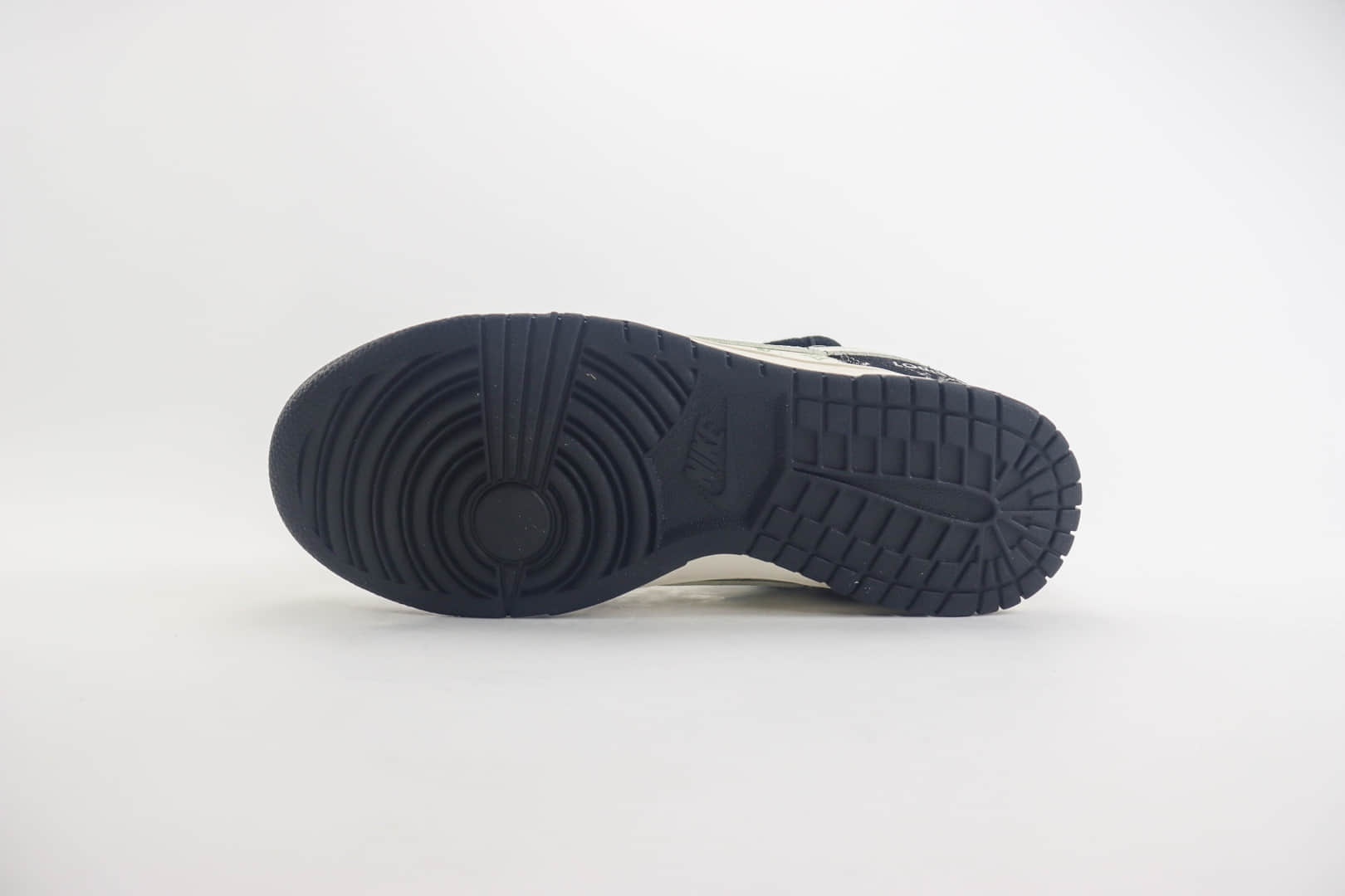 耐克Louis Vuitton x Nike Dunk Low纯原版本路易威登LV联名Dunk黑白牛仔老花解构板鞋 莆田耐克货源 货号:SJ2068-238