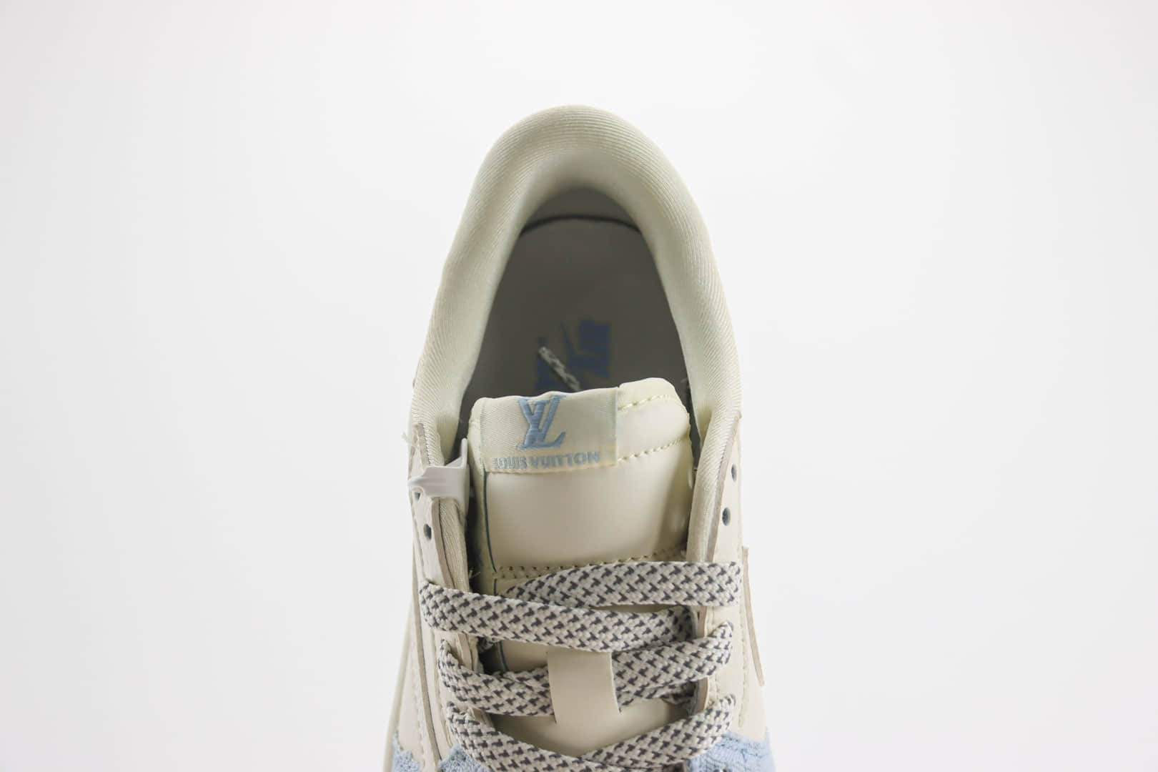 乔丹Louis Vuitton x Air Jordan 1 Low纯原版本倒钩AJ1联名LV米白牛仔蓝板鞋 莆田天花板AJ1 货号:LJ5188-003