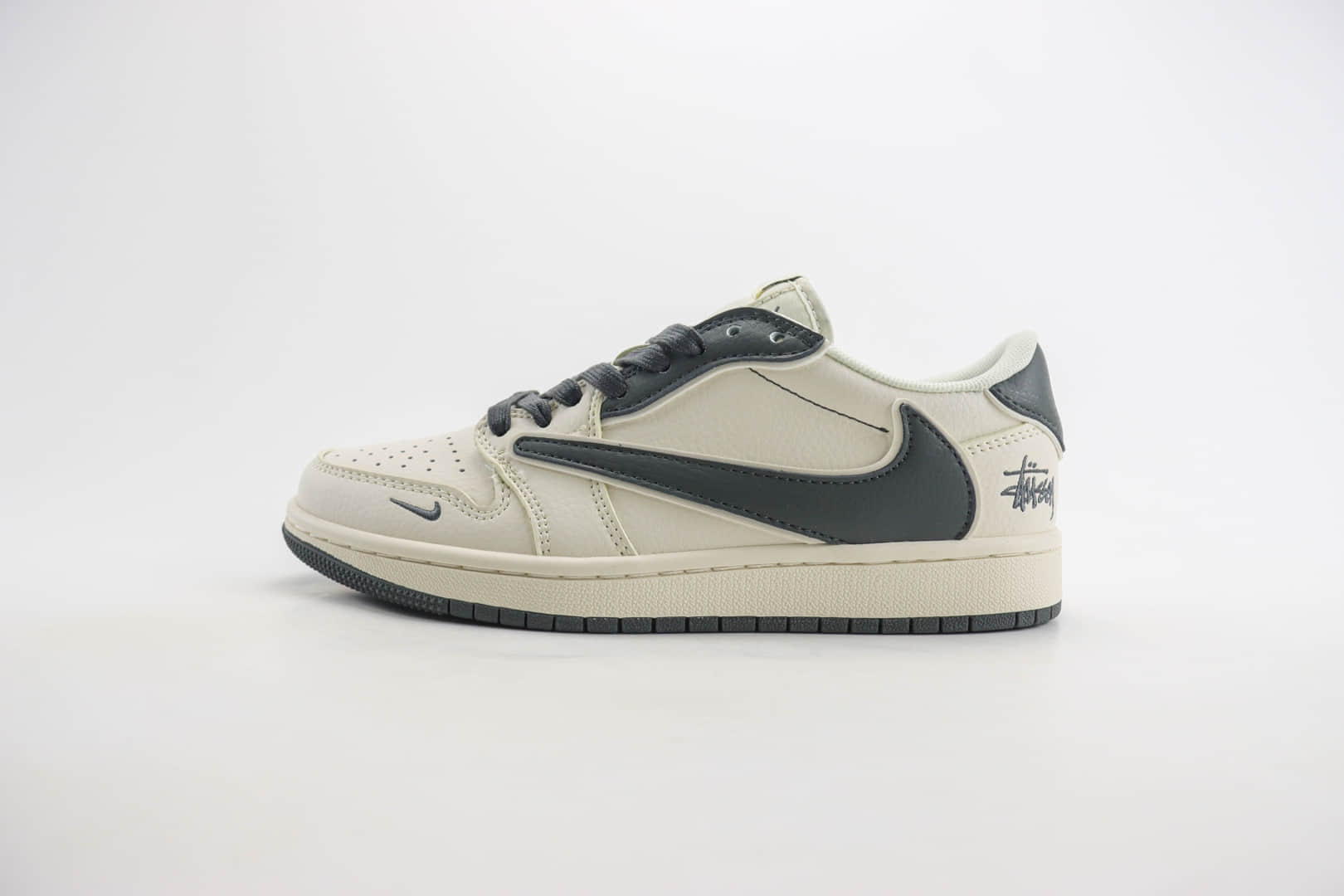 乔丹Stussy x Air Jordan 1 Low纯原版本斯图西联名AJ1米白黑低帮板鞋 莆田AJ货源 (ID:105535) - 图片1