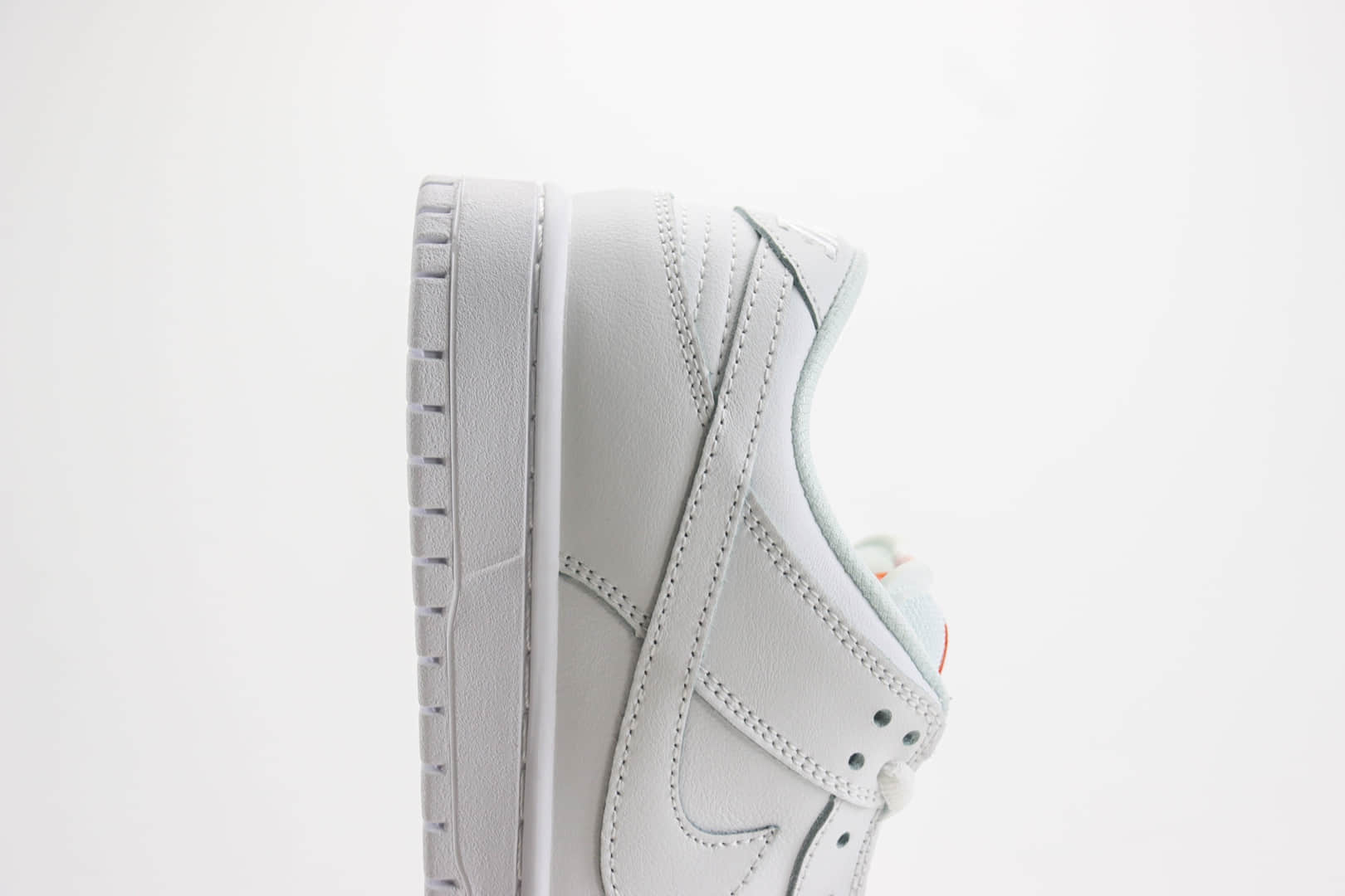 耐克Nike SB Dunk Low纯原版本低帮SB Dunk纯白板鞋 莆田耐克工厂 货号:FJ1674-100