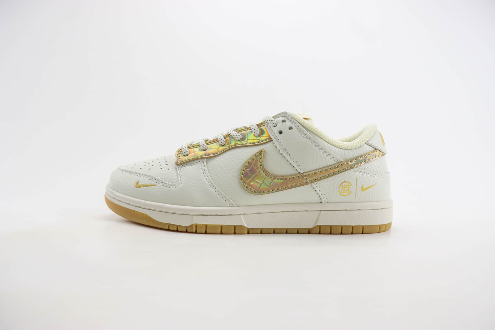 耐克CLOT x Nike SB Dunk Low纯原版本陈冠希联名SB Dunk米白金板鞋 莆田耐克货源 货号:JH8310-948