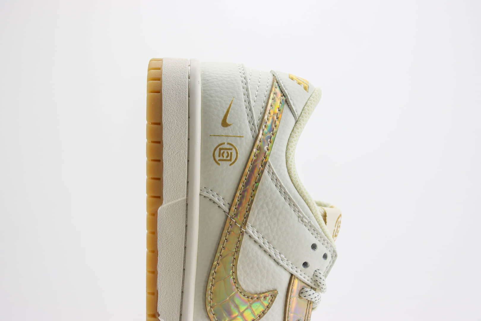 耐克CLOT x Nike SB Dunk Low纯原版本陈冠希联名SB Dunk米白金板鞋 莆田耐克货源 货号:JH8310-948