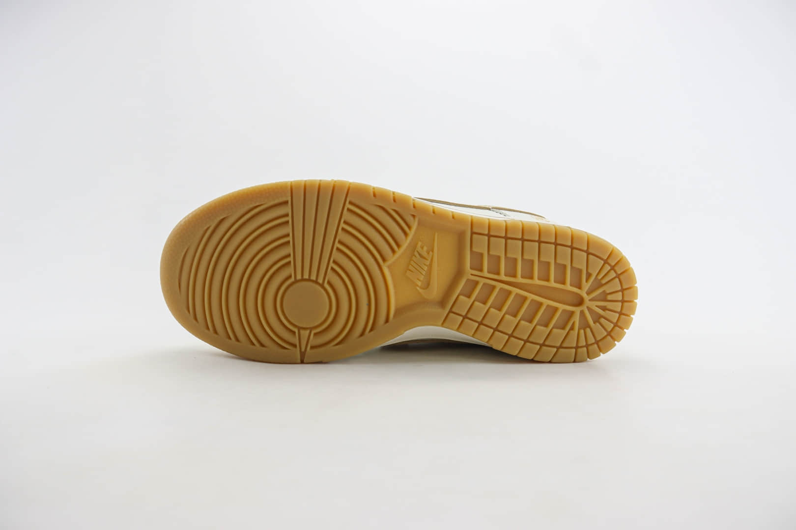 耐克CLOT x Nike SB Dunk Low纯原版本陈冠希联名SB Dunk米白金板鞋 莆田耐克货源 货号:JH8310-948