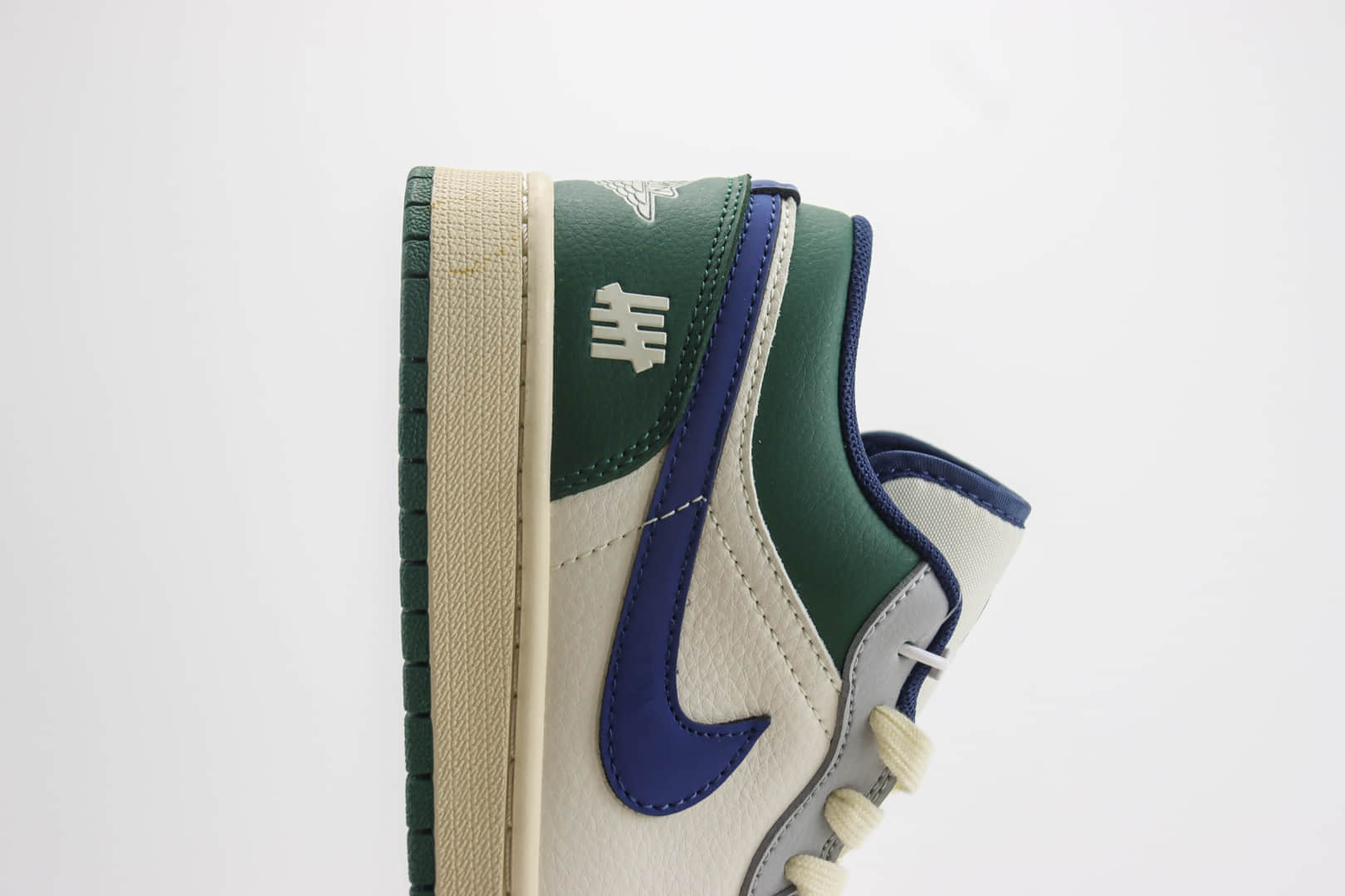 乔丹Air Jordan AJ1 Low纯原版本低帮AJ1三道杠联名款板鞋 莆田AJ1工厂 货号:JJ8688-005 乔丹Air Jordan AJ1 Low纯原版本低帮AJ1三道杠联名款板鞋 莆田AJ1工厂 货号:JJ8688-005