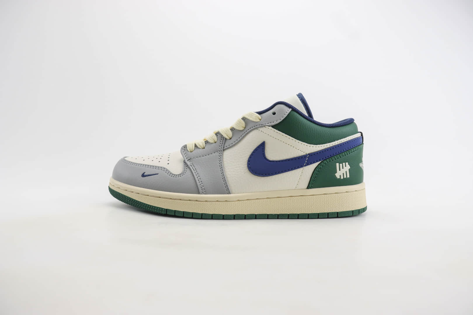 乔丹Air Jordan AJ1 Low纯原版本低帮AJ1三道杠联名款板鞋 莆田AJ1工厂 货号:JJ8688-005 乔丹Air Jordan AJ1 Low纯原版本低帮AJ1三道杠联名款板鞋 莆田AJ1工厂 货号:JJ8688-005