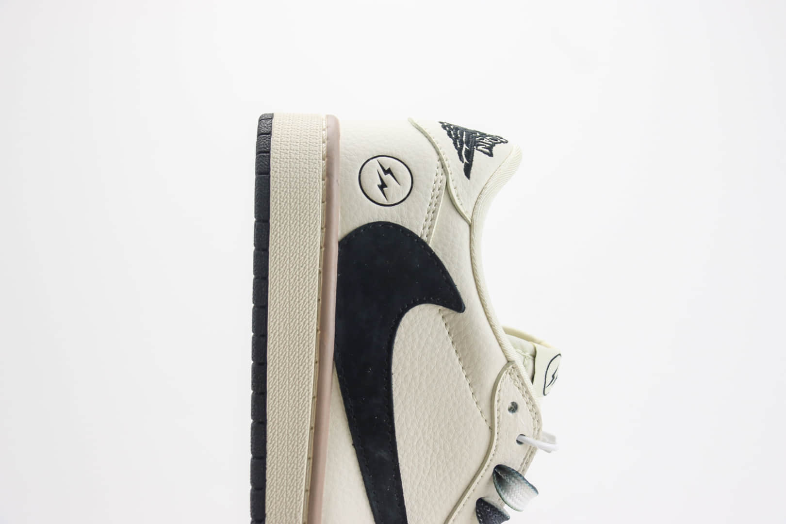 乔丹Travis Scott x Fragment Design x Air Jordan 1 Low纯原版本低帮AJ1闪电联名TS米黑双拼板鞋 莆田AJ货源 货号:CF3688-018