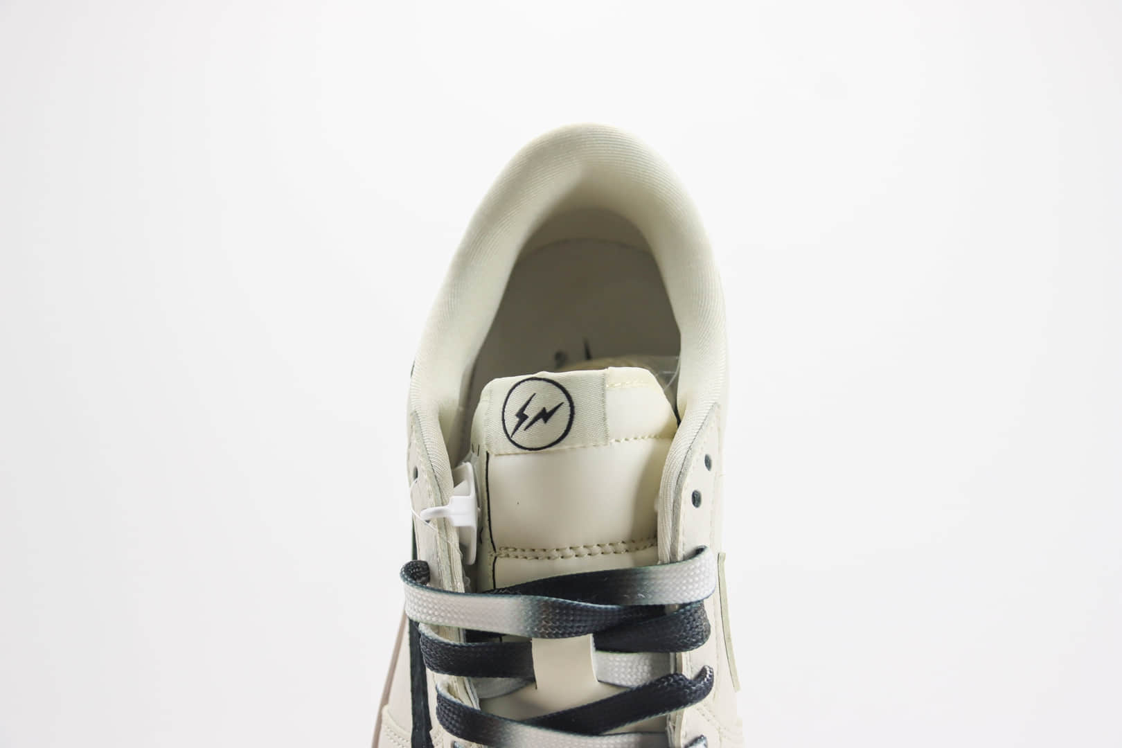 乔丹Travis Scott x Fragment Design x Air Jordan 1 Low纯原版本低帮AJ1闪电联名TS米黑双拼板鞋 莆田AJ货源 货号:CF3688-018