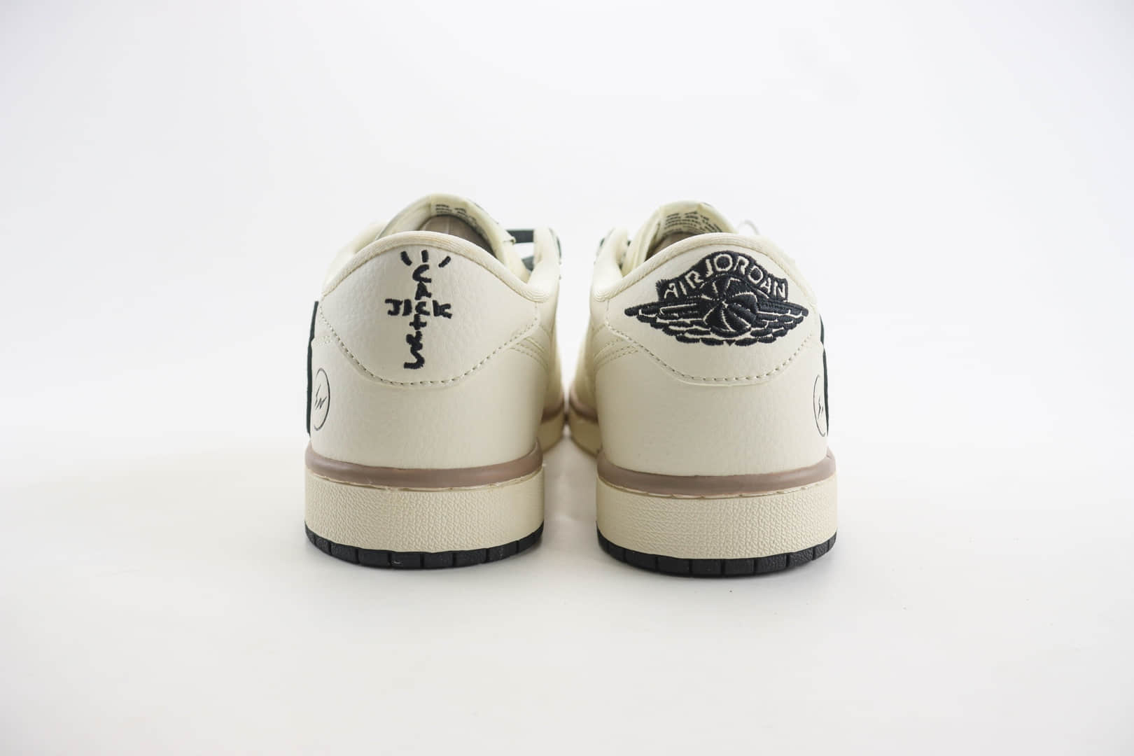 乔丹Travis Scott x Fragment Design x Air Jordan 1 Low纯原版本低帮AJ1闪电联名TS米黑双拼板鞋 莆田AJ货源 货号:CF3688-018