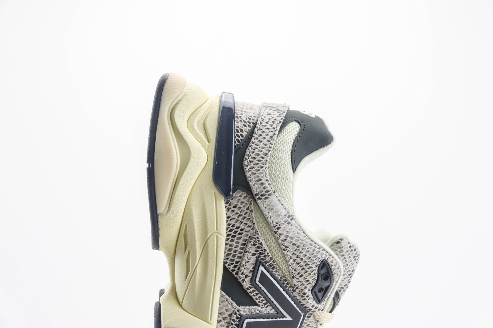 新百伦New Balance 9060纯原版本NB9060蛇年限定复古运动慢跑鞋 莆田复刻鞋货源 货号:U9060SNA