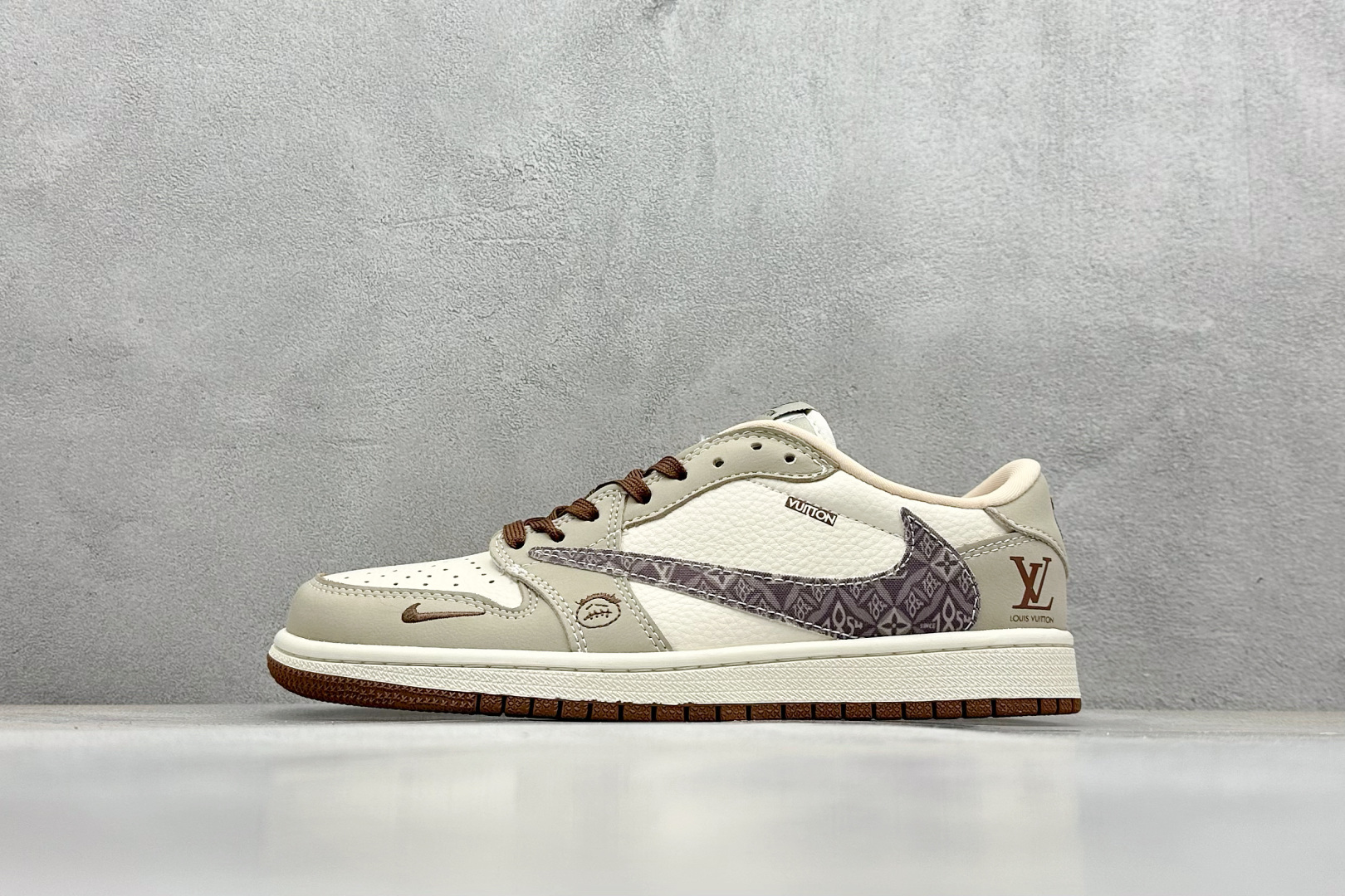 乔丹Travis Scott x Fragment Design x Air Jordan 1 Low纯原版本闪电倒钩联名AJ1花勾鬼脸LV路易威登低帮板鞋 莆田AJ工厂 货号:XS2024-060