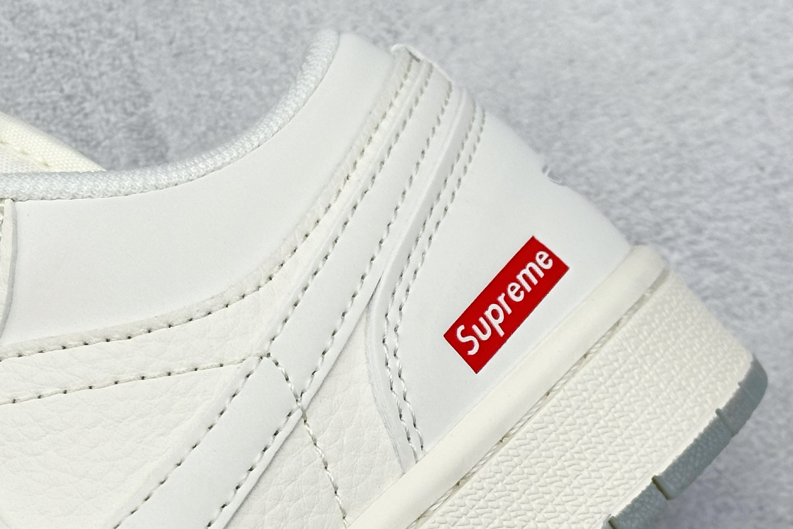 乔丹Supreme x Air Jordan 1 Low纯原版本AJ1联名Supreme米灰红标篮球鞋 莆田AJ货源 货号:XX3168-175