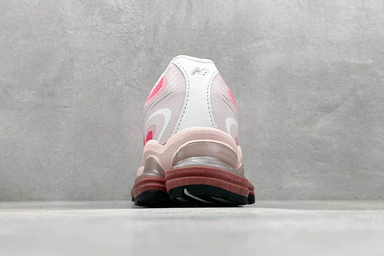 新百伦New Balance 2000纯原版本NB2000白粉渐变网面复古跑鞋 莆田新百伦货源 货号:U2000BF