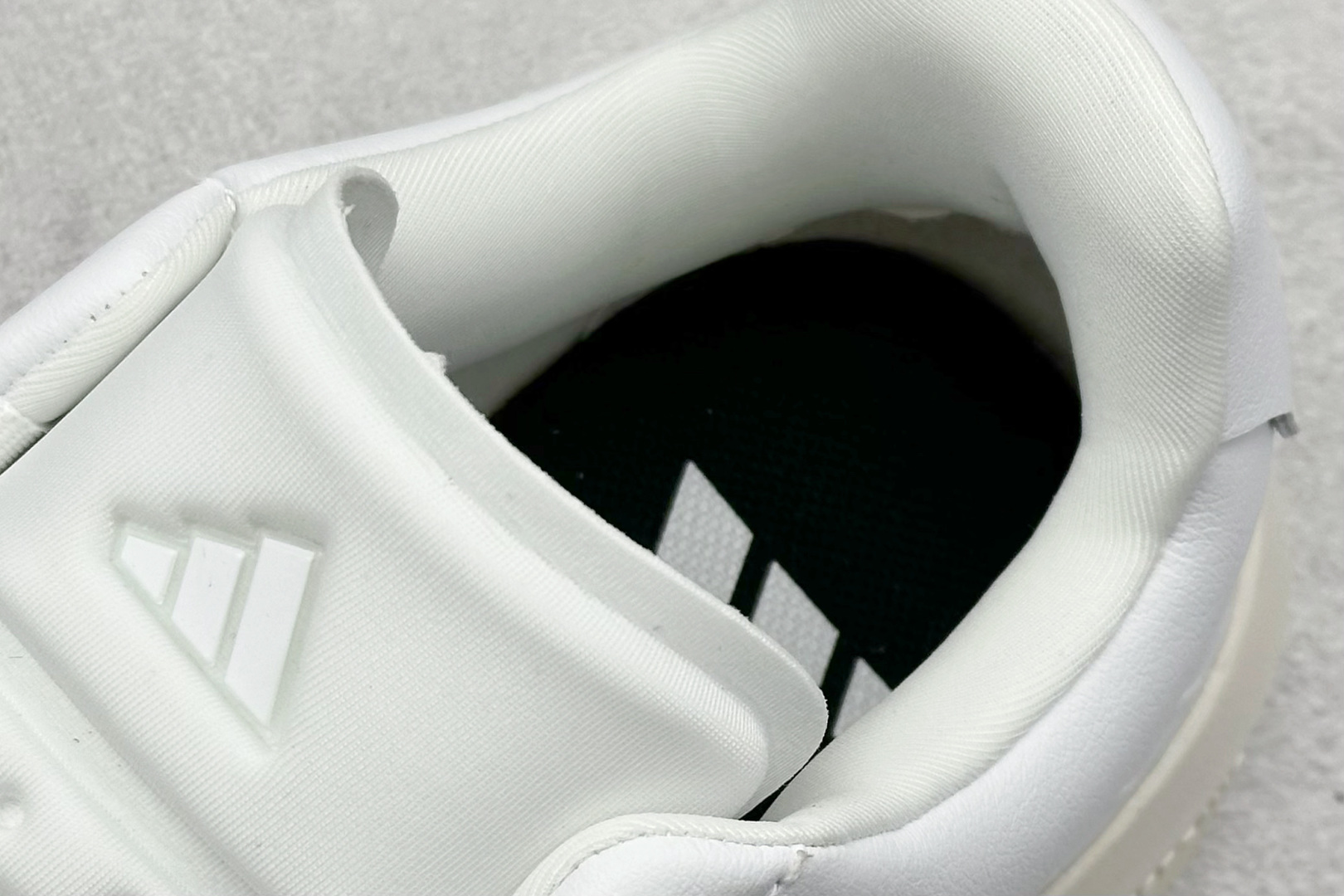 阿迪达斯Adidas Labcourt 百搭休闲轻松舒适耐磨透气低帮板鞋信息资讯大全 货号:JQ2300