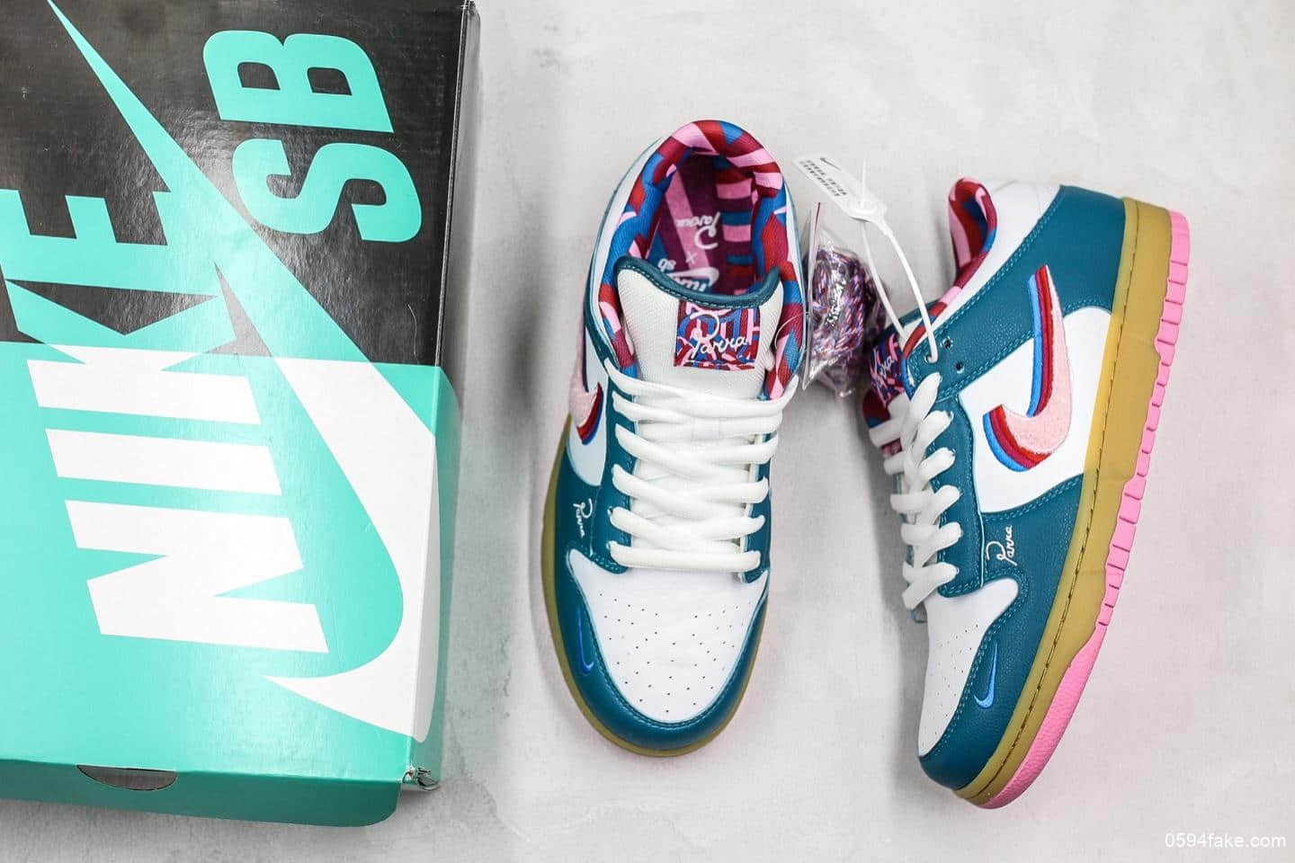 耐克Parra x Nike SB Dunk Low蓝粉色纯原版本带半码原盒原标 货号:CN4504-105
