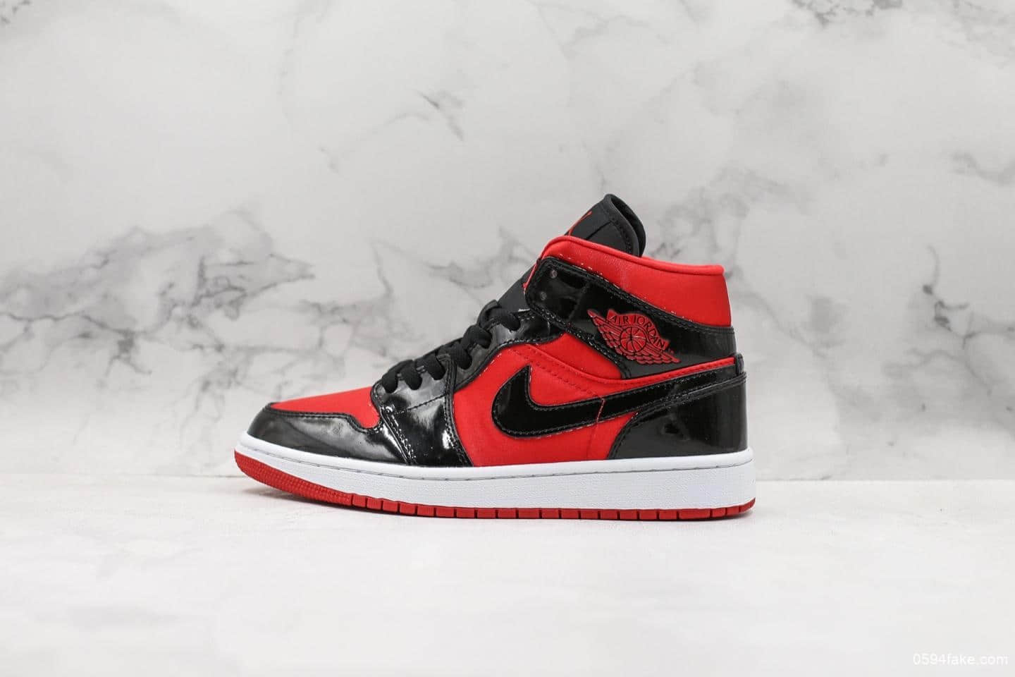 乔丹Air Jordan 1 Mid WMNS公司级版本黑红漆皮搭配红色丝绸布料全新配色 (ID:13236) - 图片1