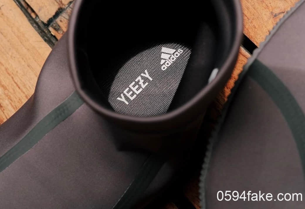 Yeezy Scuba“忍者鞋”最新实物图曝光!鞋底薄得像纸!