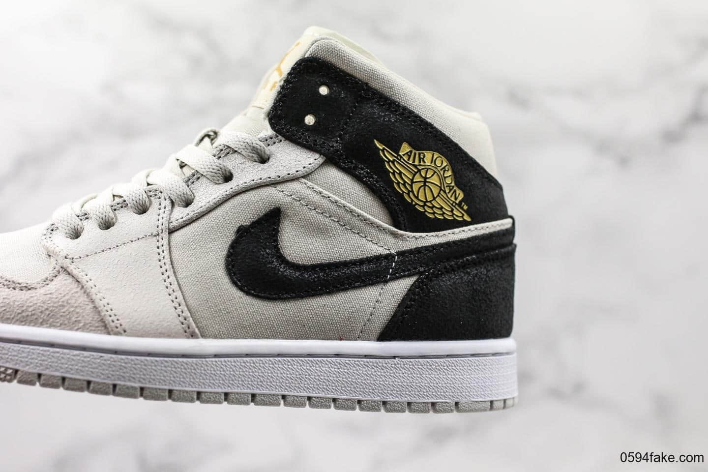 乔丹AIR JORDAN 1 MID LIght Bone GS狼灰配色AJ1原装原材原厂定制龟裂麂皮小红书爆款 货号:554725-023