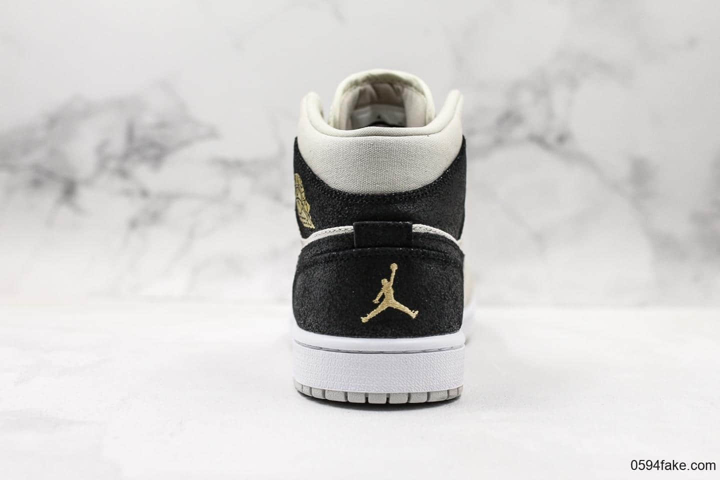乔丹AIR JORDAN 1 MID LIght Bone GS狼灰配色AJ1原装原材原厂定制龟裂麂皮小红书爆款 货号:554725-023