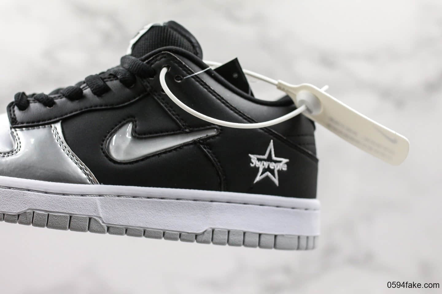 耐克Supreme x Nike SB Dunk Low联名板鞋黑银配色纯原带半码 细节一比一原鞋开模打造 货号:CK3480-001