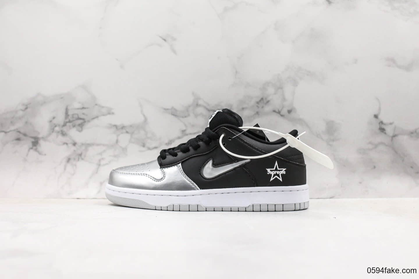 耐克Supreme x Nike SB Dunk Low联名板鞋黑银配色纯原带半码 细节一比一原鞋开模打造 货号:CK3480-001