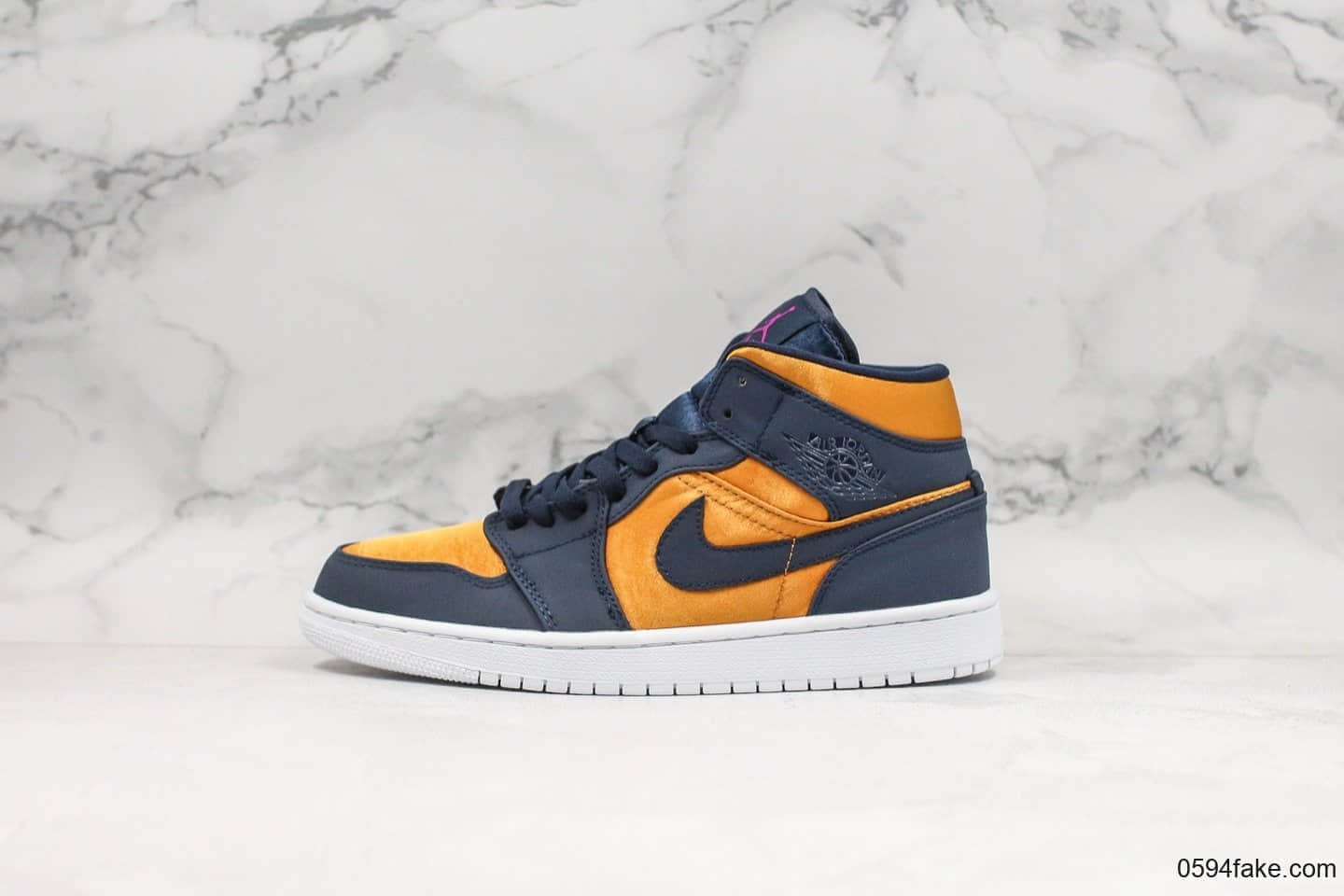 乔丹Air Jordan 1 Mid SE纯原版本中帮系列aj1整体鞋面采用丝绸打造搭配部分麂皮材质拼接 (ID:18745) - 图片1