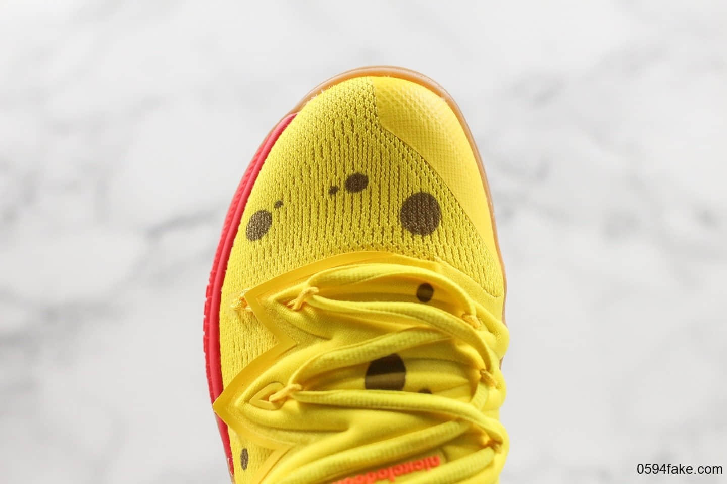 耐克Nike Kyrie 5 PE x Spongebob纯原版本欧文5代联名海绵宝宝派大星鸳鸯配色室内外实战休闲运动篮球鞋 货号:CJ6951-700
