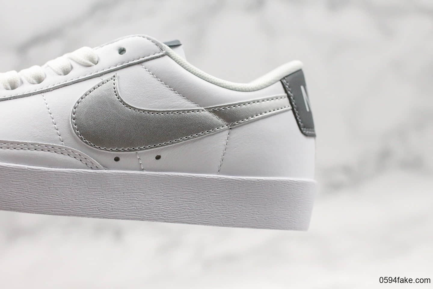 耐克NIKE BLAZER LOW LE公司级版本开拓者低帮板鞋银钩灰标全新配色全头层纳帕皮质原盒原标双层中底布 货号:AV9370-106