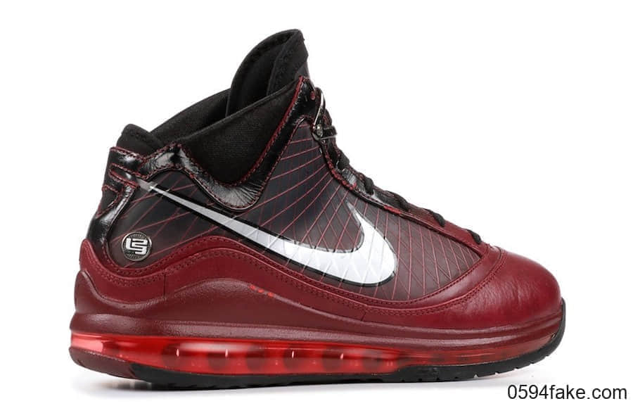 詹姆斯战靴LeBron 7圣诞配色回归!下月发售!