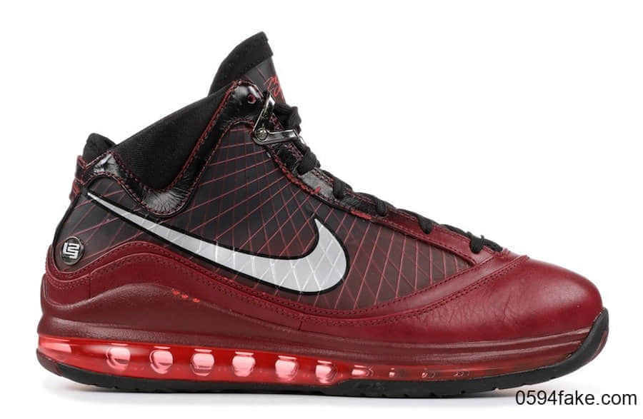 詹姆斯战靴LeBron 7圣诞配色回归!下月发售!