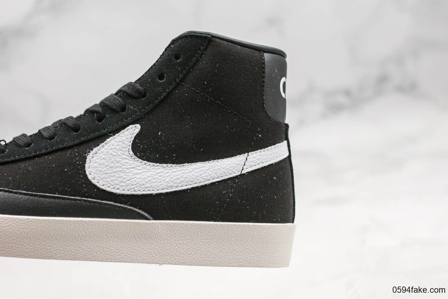 耐克Nike Blazer Mid Class 1977 x Slam Jam纯原版本高帮开拓者联名款经典开拓者高帮百搭休闲运动板鞋白灰黑帆布拼接鸳鸯钩设计 货号:CD8233-001