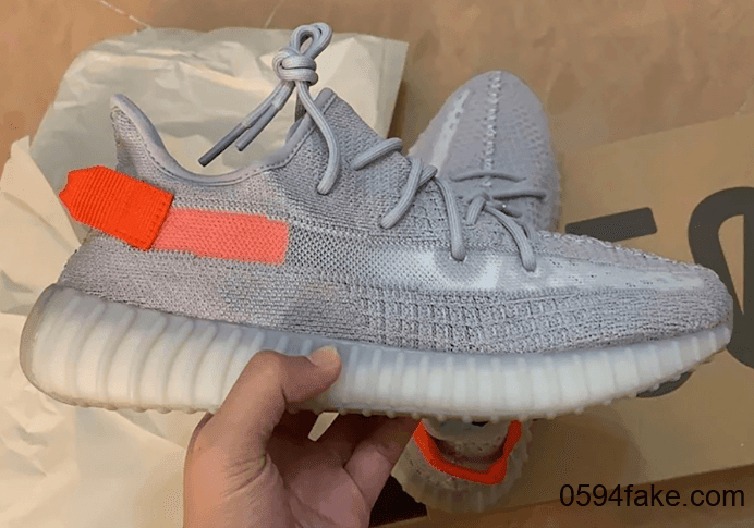 酷似初代灰橙！Yeezy 350 V2“ Tail Light”最新上脚图曝光！2月22日发售！ 货号：FX9017
