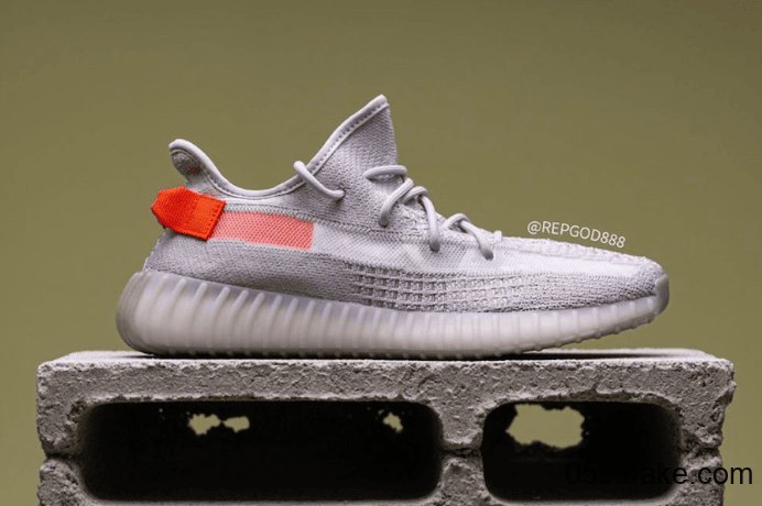 酷似初代灰橙！Yeezy 350 V2“ Tail Light”最新上脚图曝光！2月22日发售！ (ID:27773) - 图片1