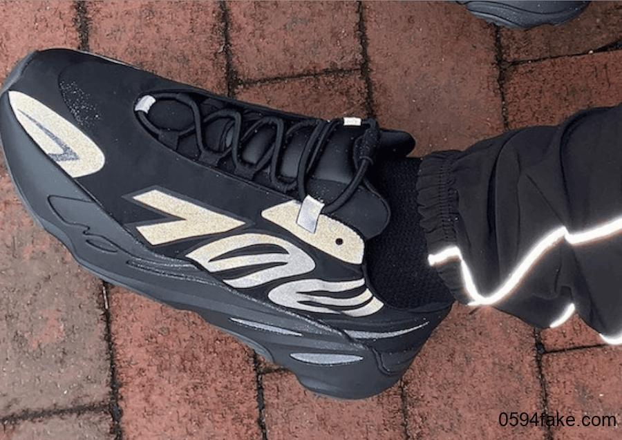 反光效果首度曝光!adidas Yeezy Boost 700 MNVN “Triple Black”将于2月8日发售! 货号:FV4440