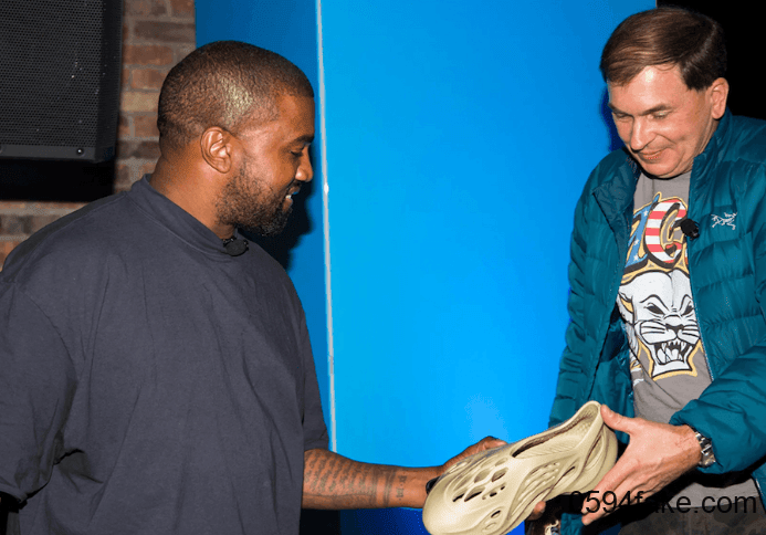 Yeezy洞洞鞋最新实物图曝光!今夏凉鞋有着落了!