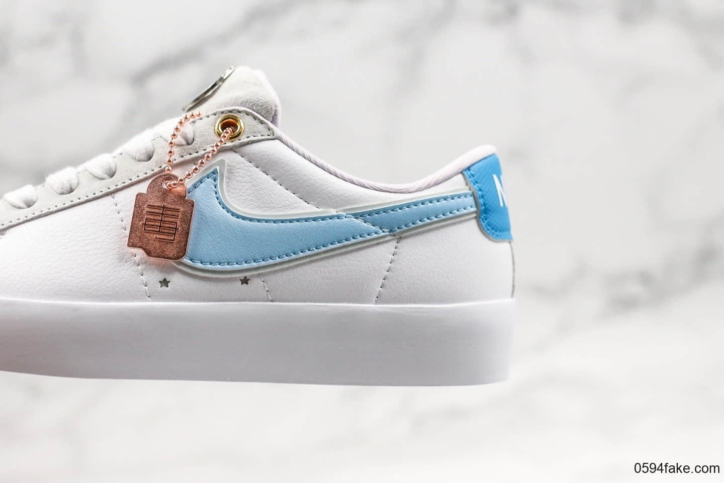 耐克Stranger Things x Nike Blazer Mid “Hawkins High”公司级版本怪奇物语联名开拓者板鞋蓝白粉紫配色进口客供皮料 货号:CJ7049-616