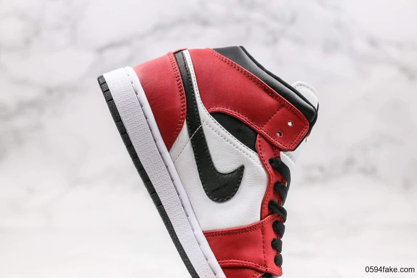 乔丹Air Jordan 1 Mid Chicago Black Toe纯原版本中帮AJ1芝加哥黑脚趾新黑红原盒原标原档案数据开发 货号:554724-069