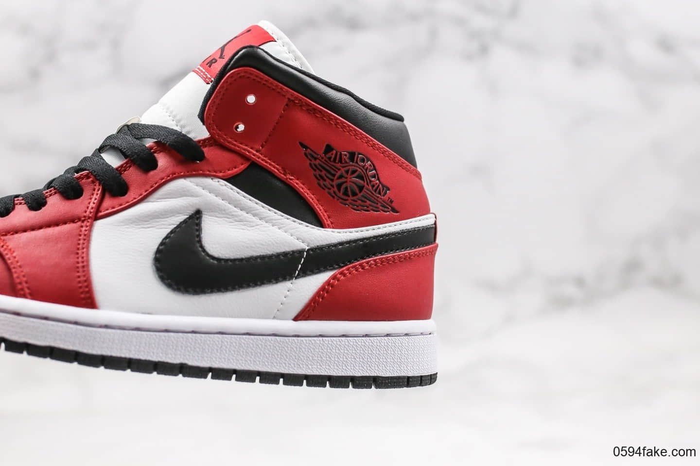 乔丹Air Jordan 1 Mid Chicago Black Toe纯原版本中帮AJ1芝加哥黑脚趾新黑红原盒原标原档案数据开发 货号:554724-069