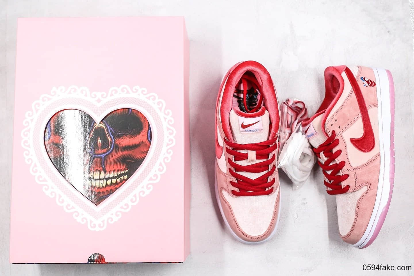 耐克STRANGELOVE X Nike SB DUNK LOW联名款纯原版本DUNK情人节限定原盒版本内置气垫正确材质 货号:CT2552-800