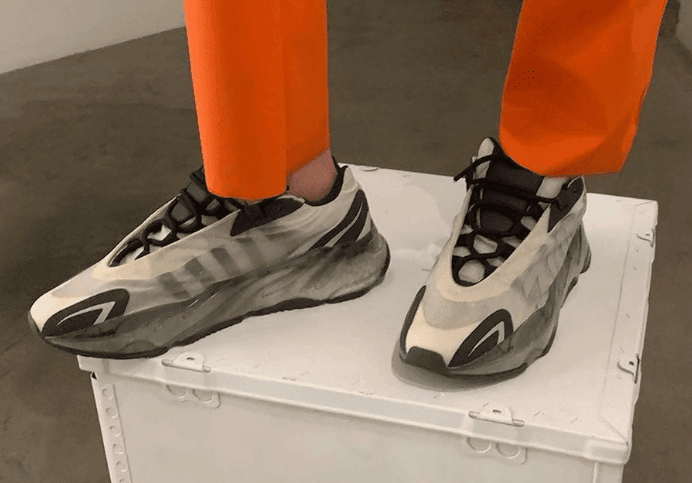 沉稳干练!侃爷 Yeezy 700 MNVN新配色曝光!